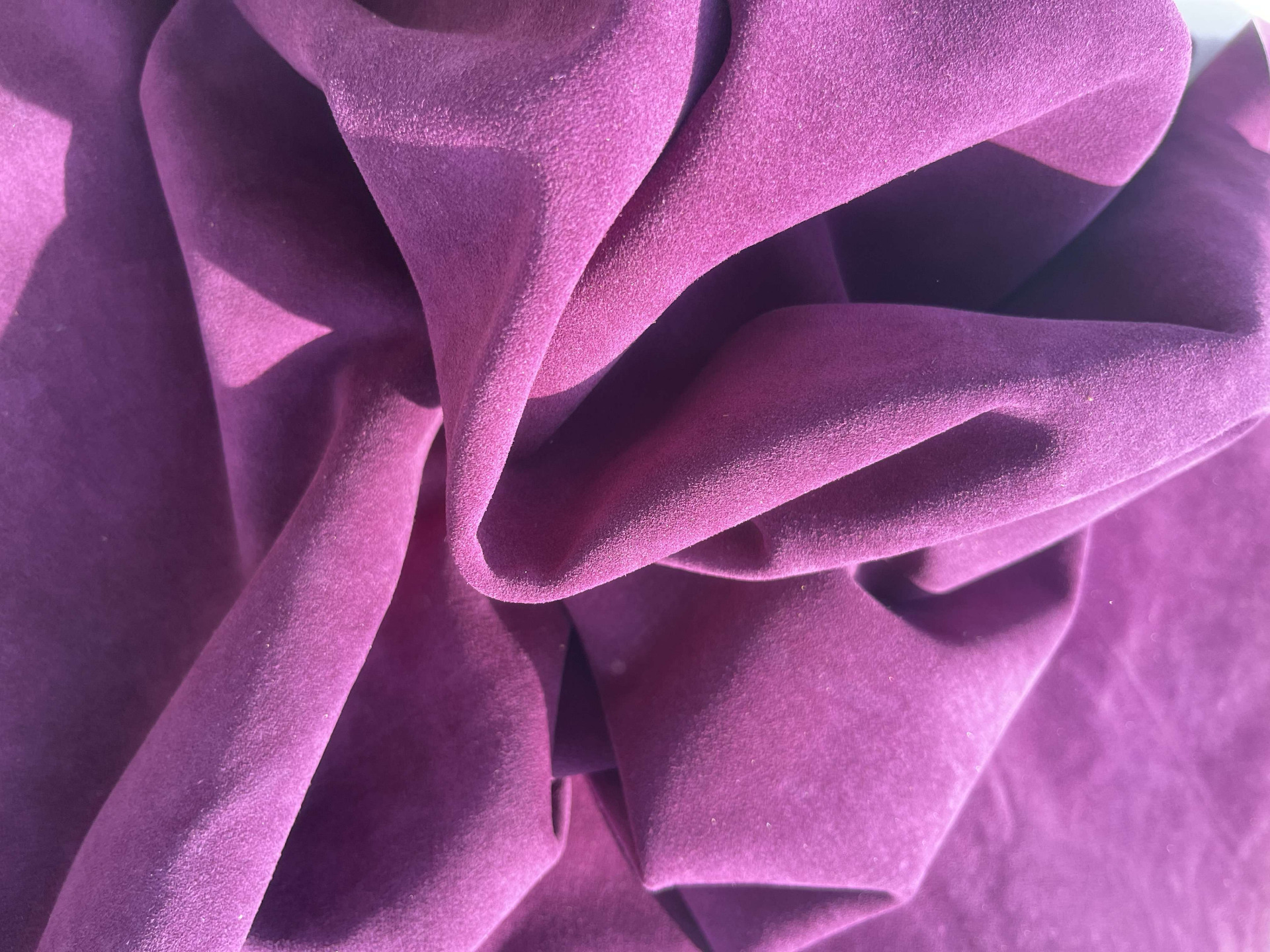 Scampolo pelle scamosciata colore viola 